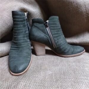 Paul Green Malibu Sliced Womens Size 7 Ankle Booties Green Suede